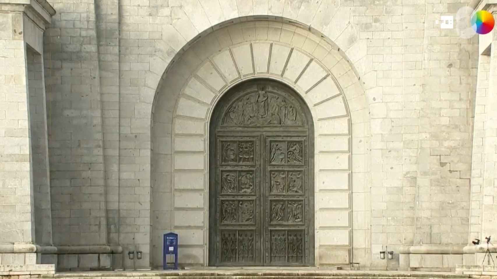 Puerta de la basílica del Valle de los Caídos