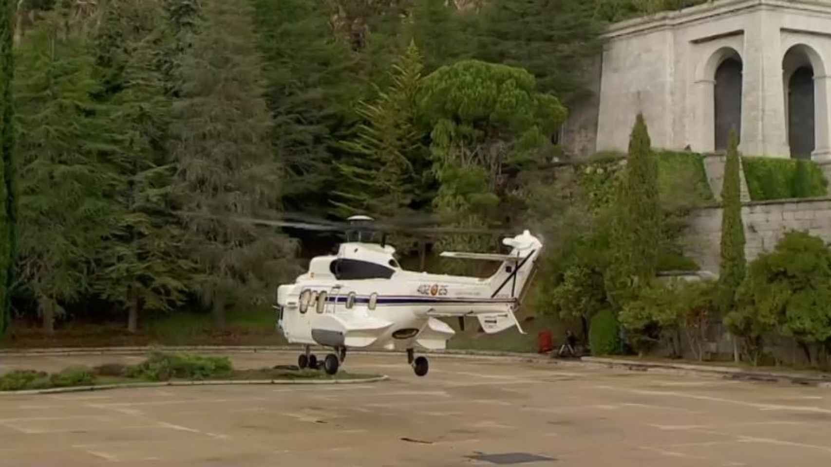 El helicóptero que va a trasladar el féretro a Mingorrubio ya ha llegado al Valle de los Caídos.