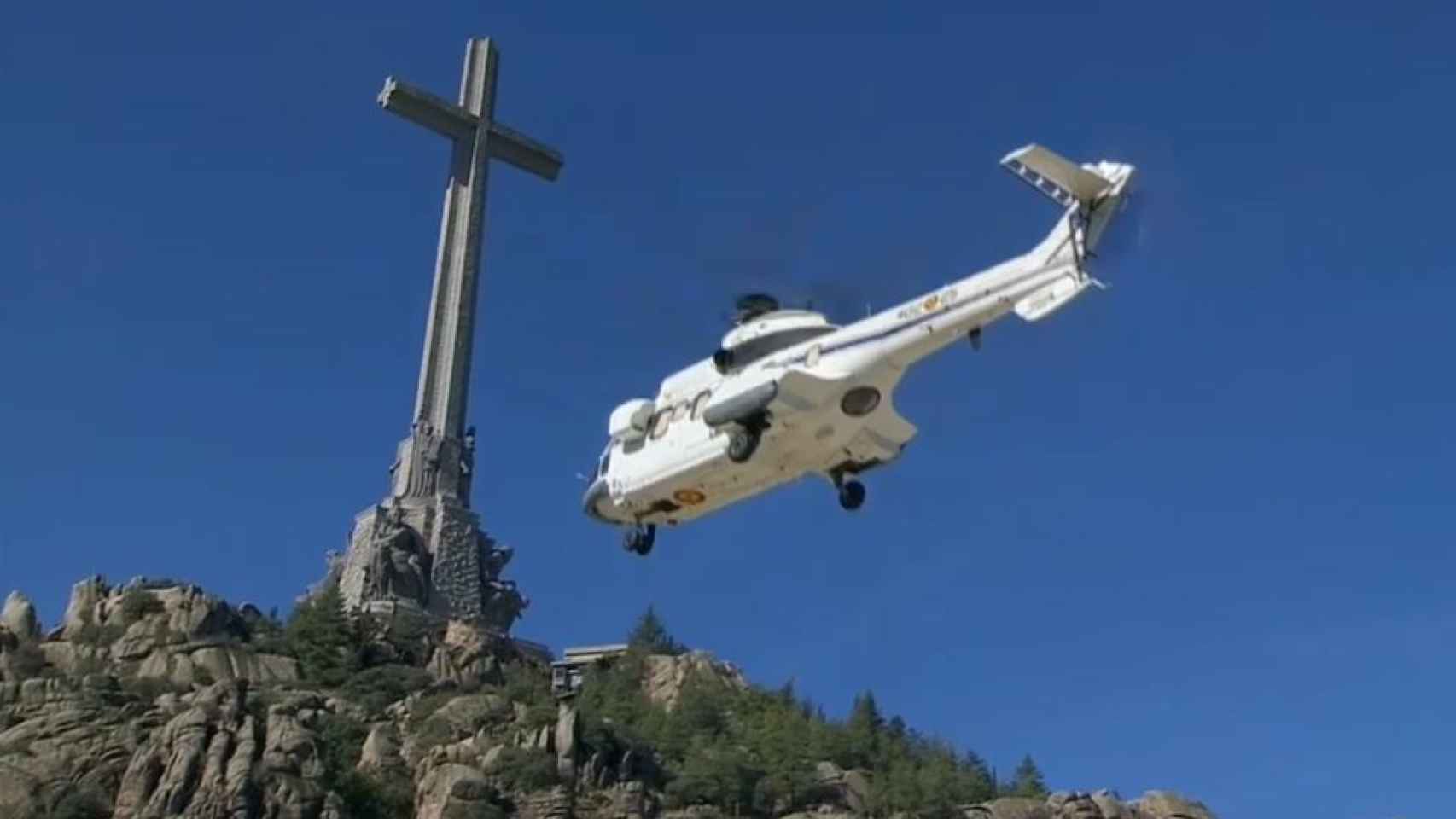 El helicóptero con los restos de Franco abandona el Valle de los Caídos.