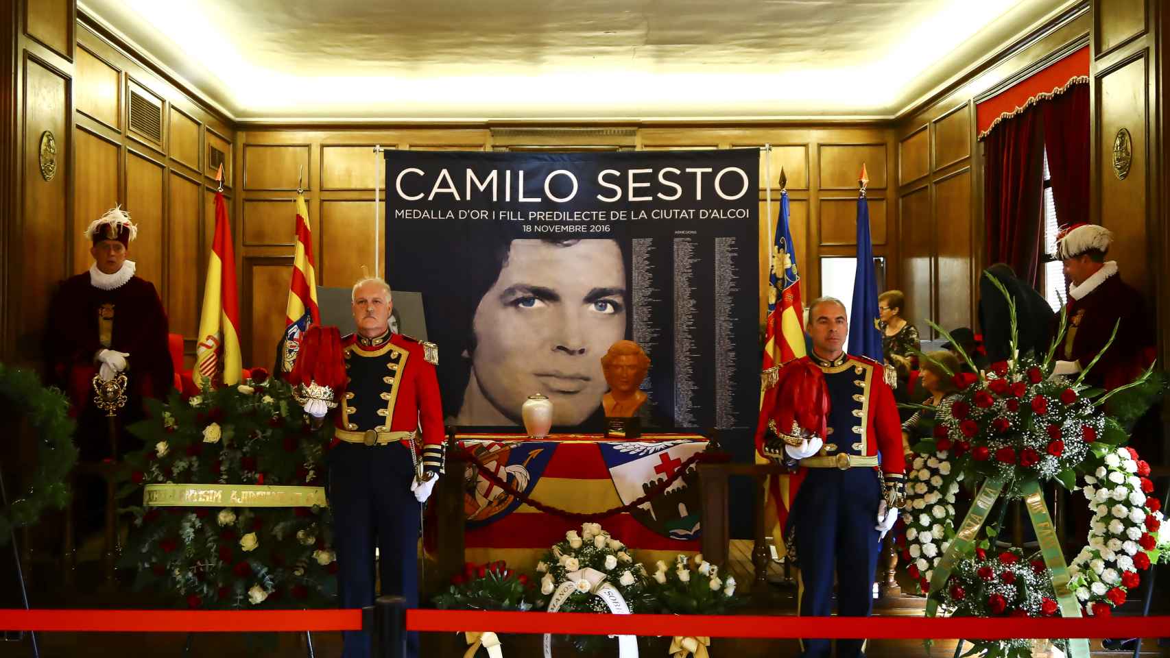 El salón de plenos del ayuntamiento de Alcoy se vestía de recuerdos del cantante Camilo Sesto.