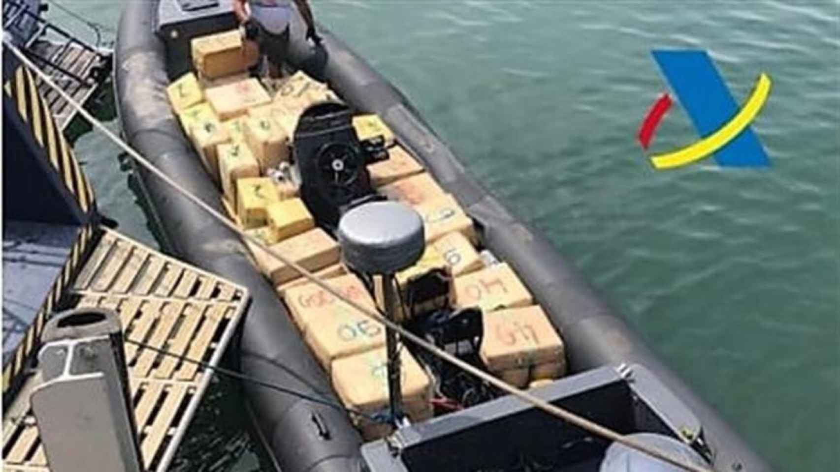 Una lancha cargada de hachís, decomisada por las autoridades policiales cerca de la desembocadura del río Guadalquivir, en julio de 2019.
