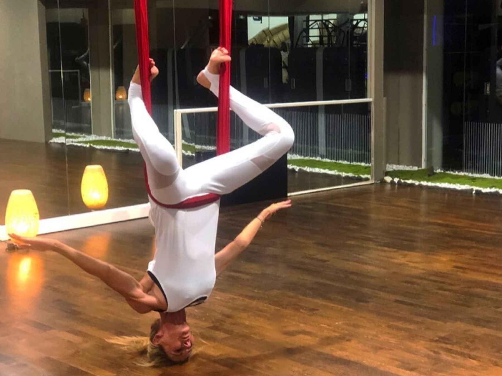 Marisa Martín Blázquez practicando Air Yoga.