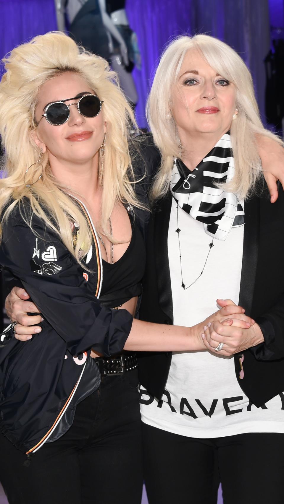 Lady Gaga junto a su madre, Cynthia Germanotta.