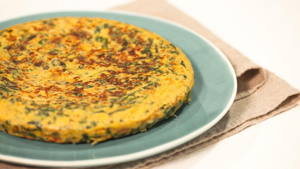 Tortilla de espinacas con cebolla, receta de verduras con mucho sabor