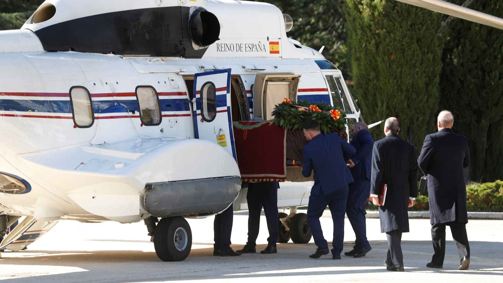 El ataúd de Franco entrando en el helicóptero.
