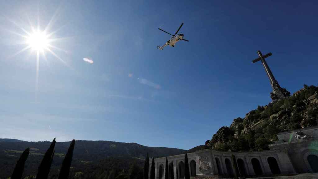 El helicóptero con los restos de Francisco Franco abandona el Valle de los Caídos.