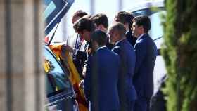 Familiares de Franco reciben el coche fúnebre que contiene el ataúd con los restos mortales del dictador a la llegada a Mingorrubio.