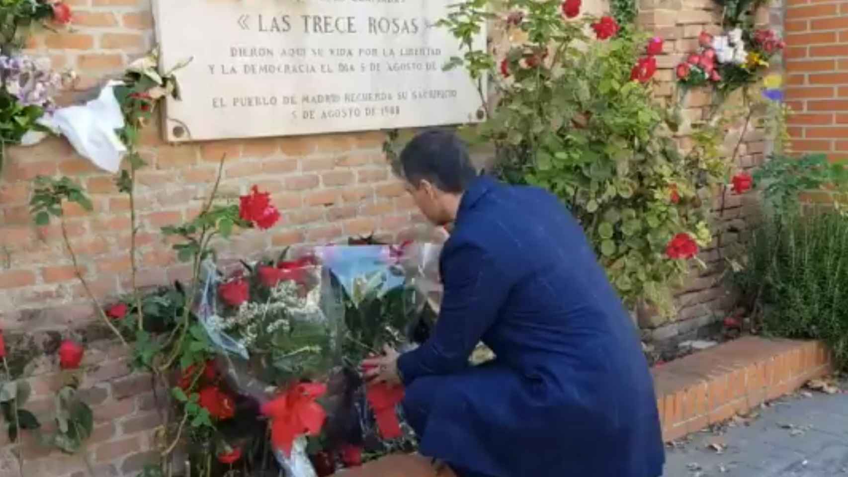 El presidente del Gobierno en funciones, Pedro Sánchez, honra con flores a las Trece Rosas.
