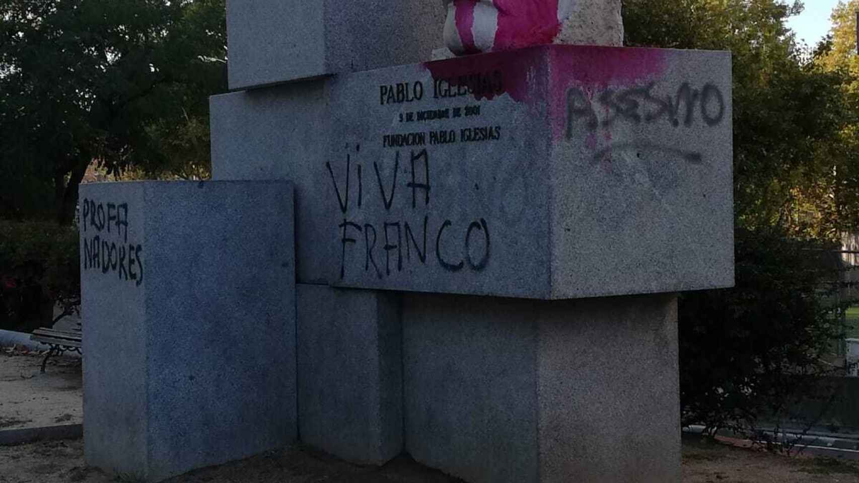 La estatua de Pablo Iglesias en Madrid amanece llena de pintadas: Viva Franco y profanadores
