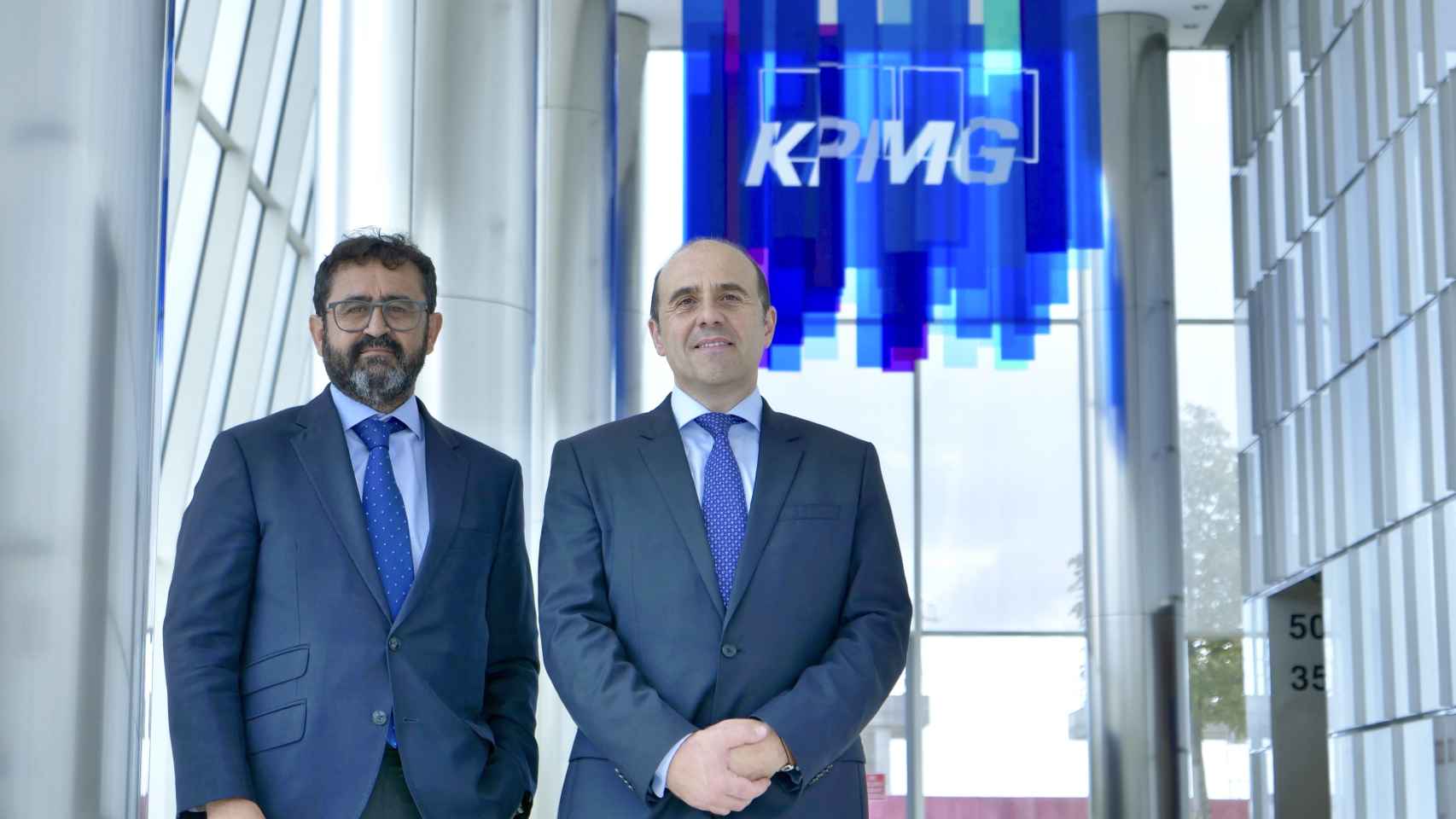 Javier Hervás y Jordi García Viña en la sede de KPMG.