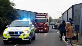 La Policía británica registra dos viviendas tras el hallazgo de 39 cadáveres en un camión