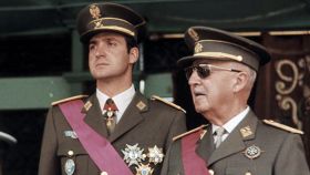 Juan Carlos I junto al dictador Francisco Franco.