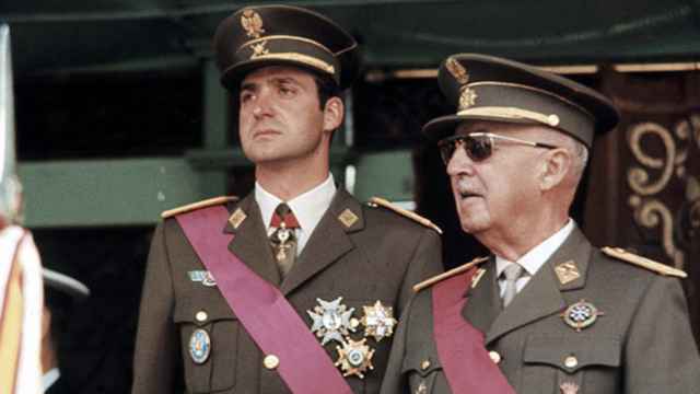 El dictador Francisco Franco junto al todavía príncipe Juan Carlos de Borbón.