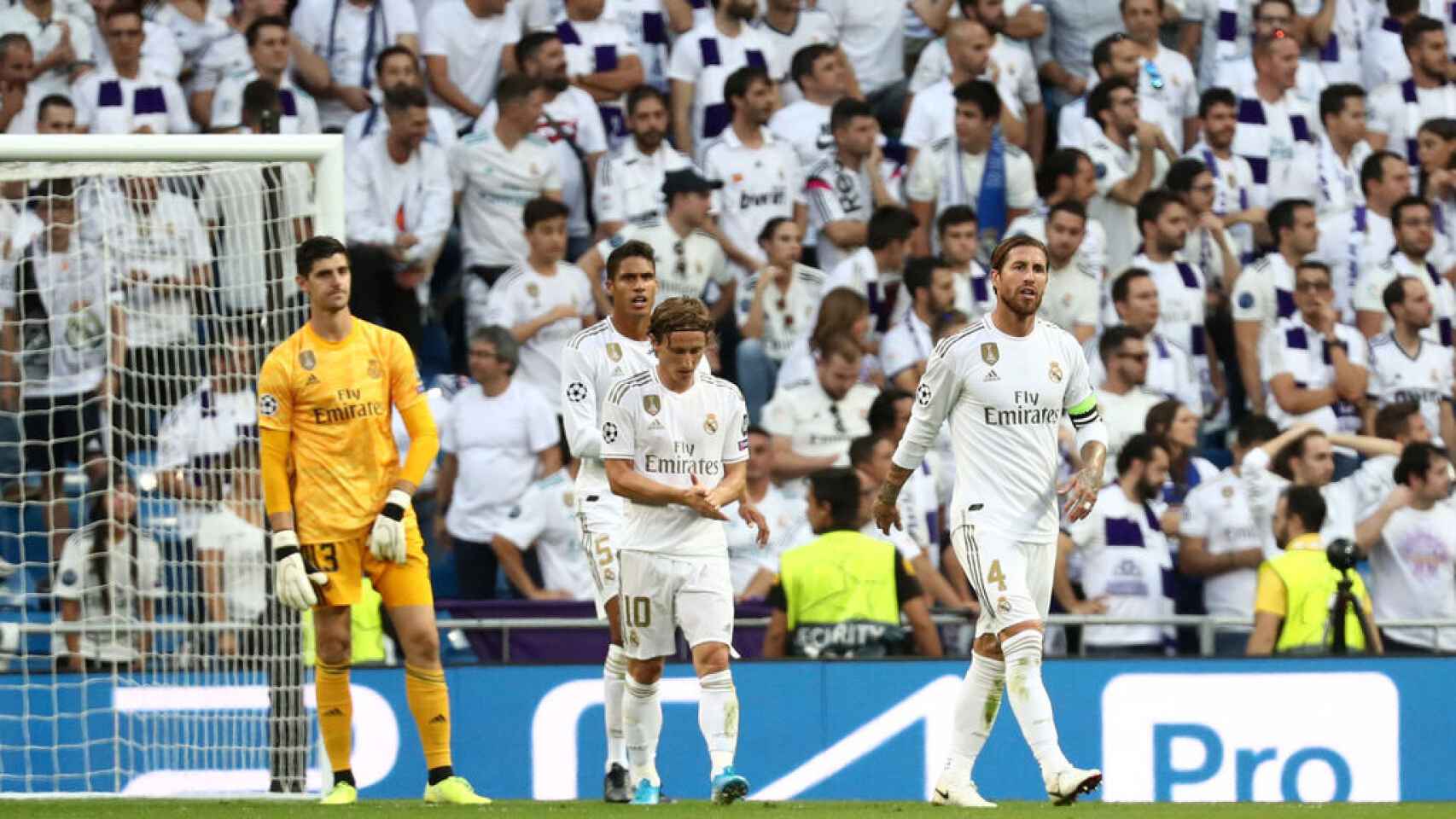 Sergio Ramos, Varane, Courtois y Modric se lamentan de un gol del Brujas