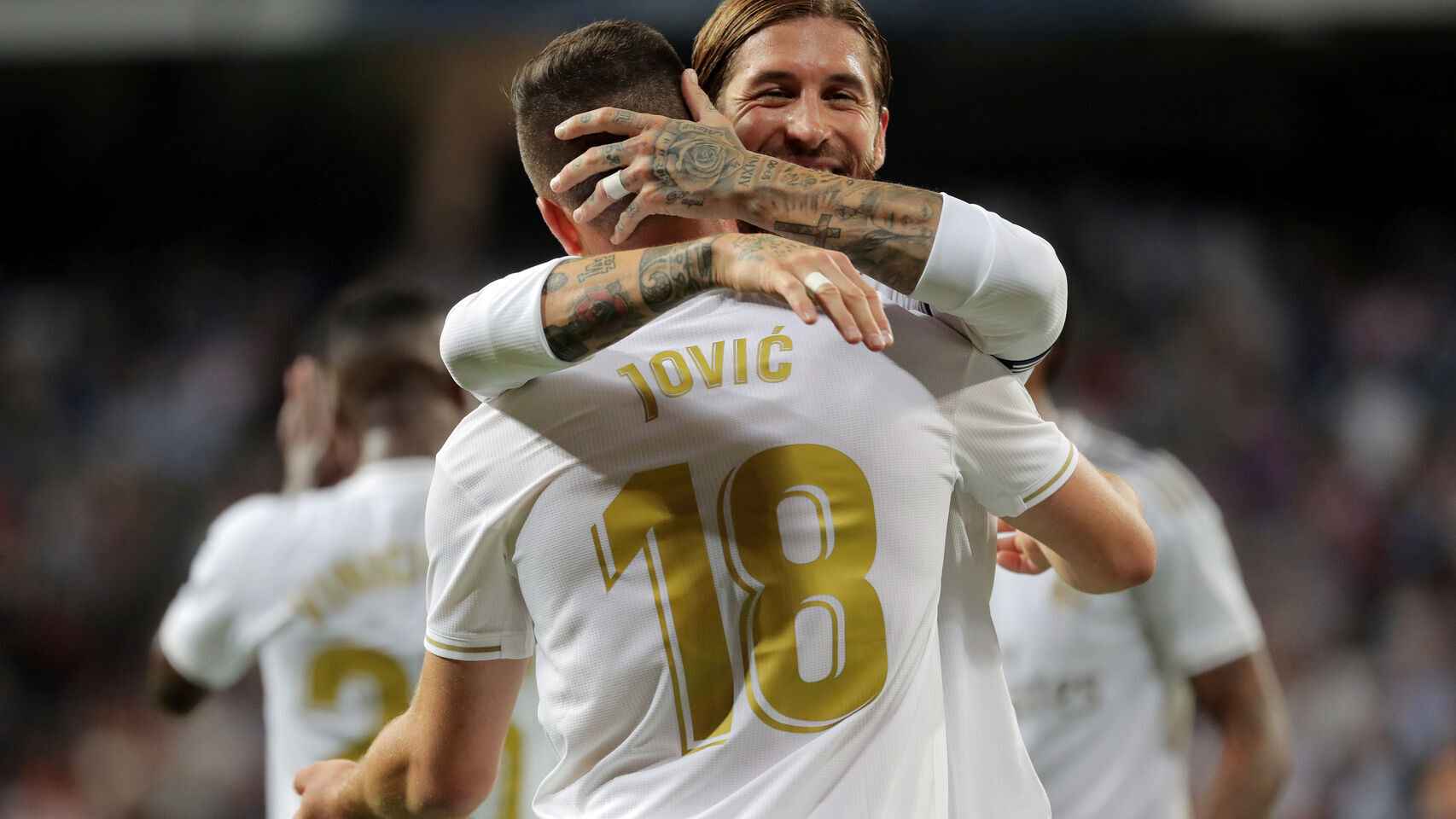 Luka Jovic se abraza con Sergio Ramos