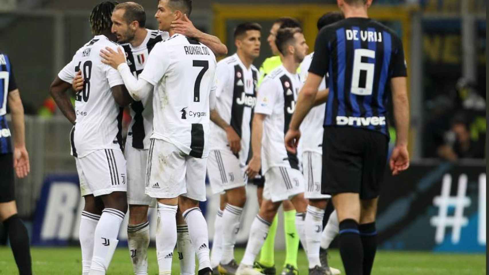 Chiellini y Cristiano Celebran un tanto con la Juventus
