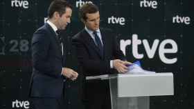 El presidente del PP, Pablo Casado, y el secretario general, Teodoro García Egea, instantes antes de la celebración del debate en RTVE en el mes de abril.