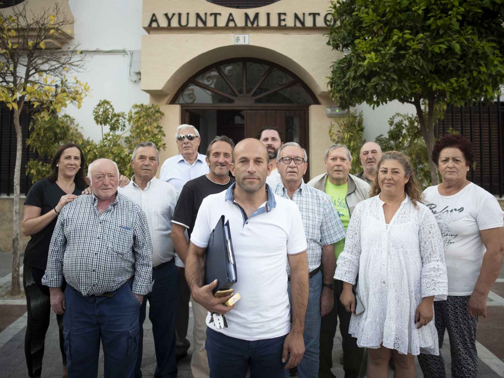 Grupo de vecinos de Alcalá del Valle (Cádiz) con su alcalde al frente, Rafael Aguilera (en el centro de la imagen, con polo blanco).