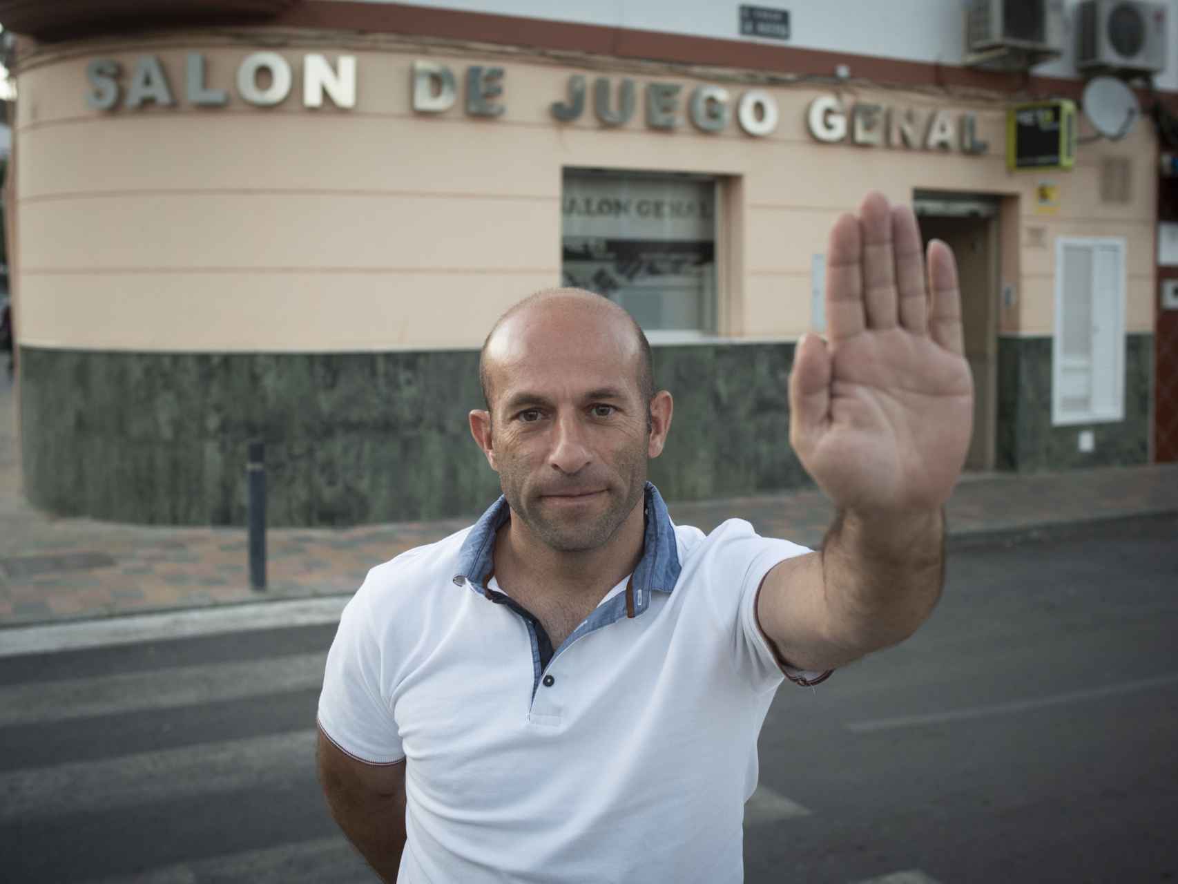 El regidor de Alcalá del Valle, de IU, delante de la casa de apuestas que abrió hace seis años en el pueblo.