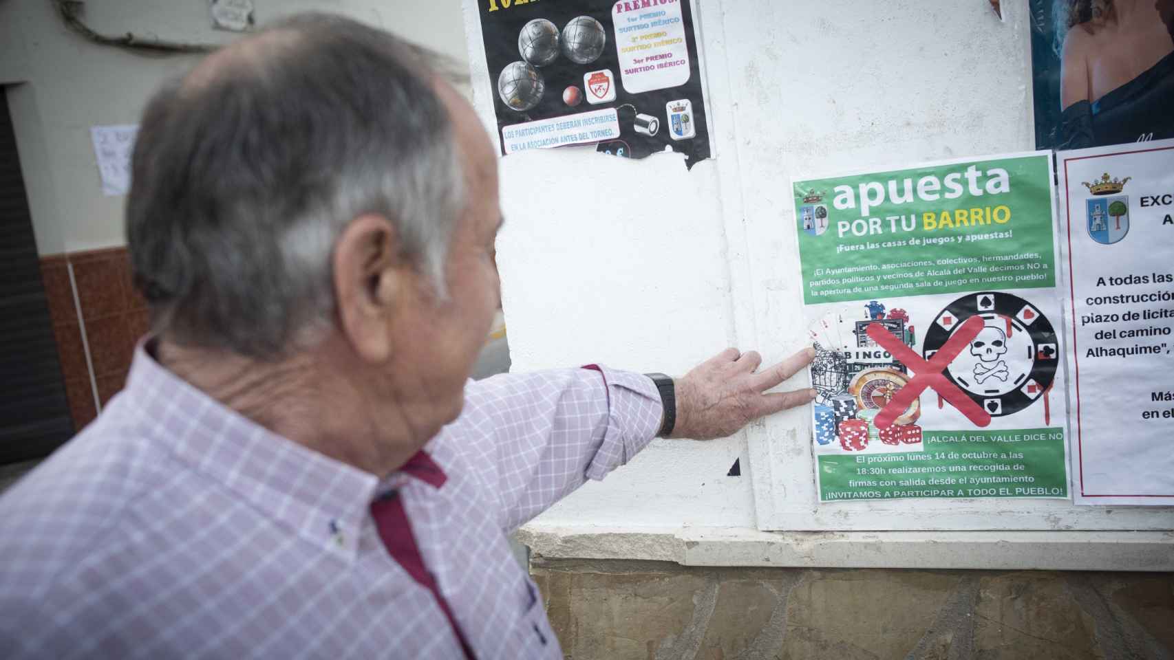 Un vecino del pueblo delante de un cartel en el que se rechaza las casas de apuestas en Alcalá del Valle (Cádiz).