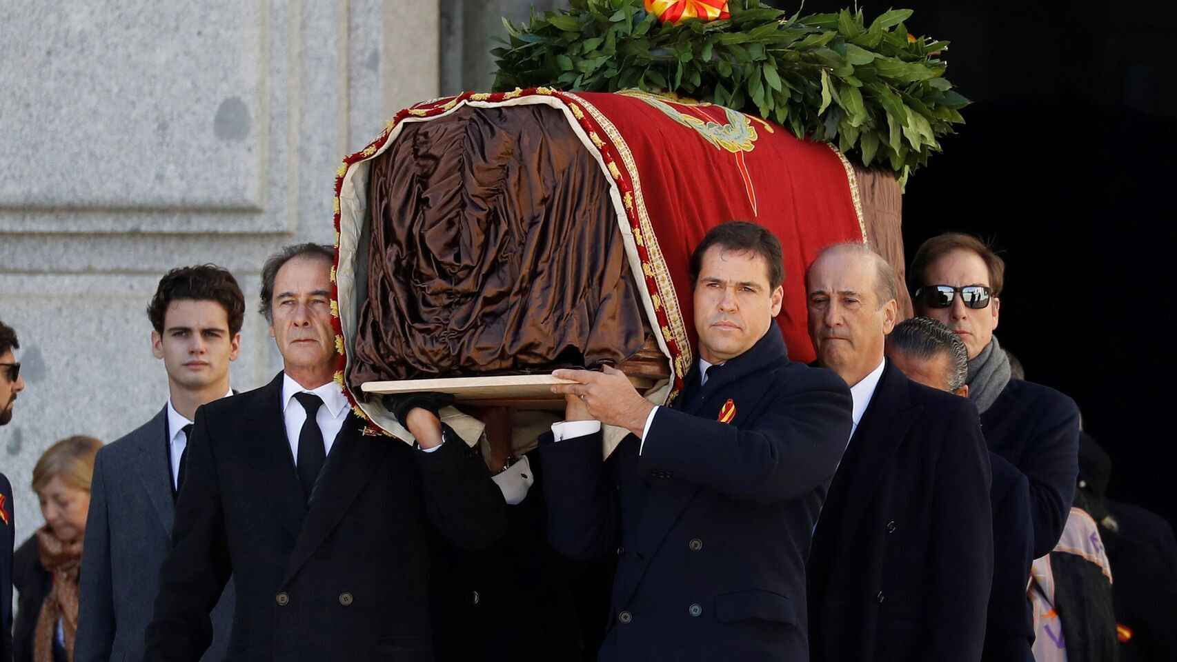 La familia Franco porta el féretro de Francisco Franco en El Valle de los Caídos.