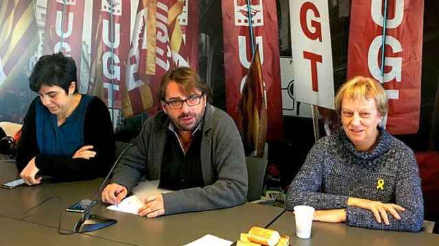 Camil Ros (c), secretario general de UGT de Cataluña junto a Núria Solé (d), la secretaria de organización, y Laura Pelay (i), la portavoz a participar en la manifestación separatista de Barcelona