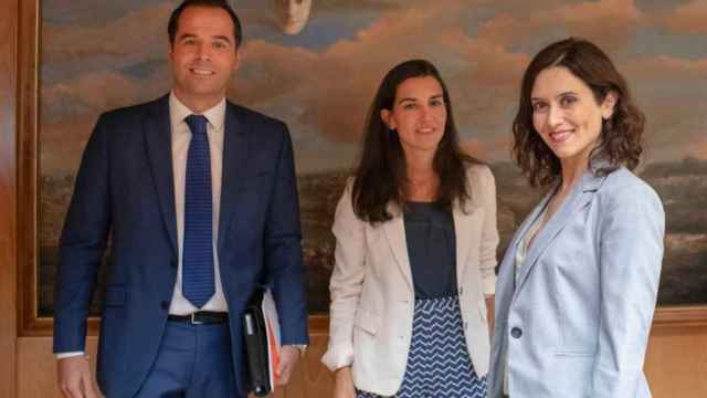 El vicepresidente de la Comunidad de Madrid, Ignacio Aguado, la líder de Vox en la región, Rocío Monasterio, y la presidenta de la Comunidad, Isabel Díaz Ayuso.