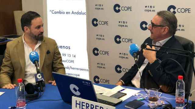 Carlos Herrera entrevista a Santiago Abascal, en una imagen de archivo.