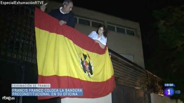 Francis Franco colocando la bandera preconstitucional al revés.