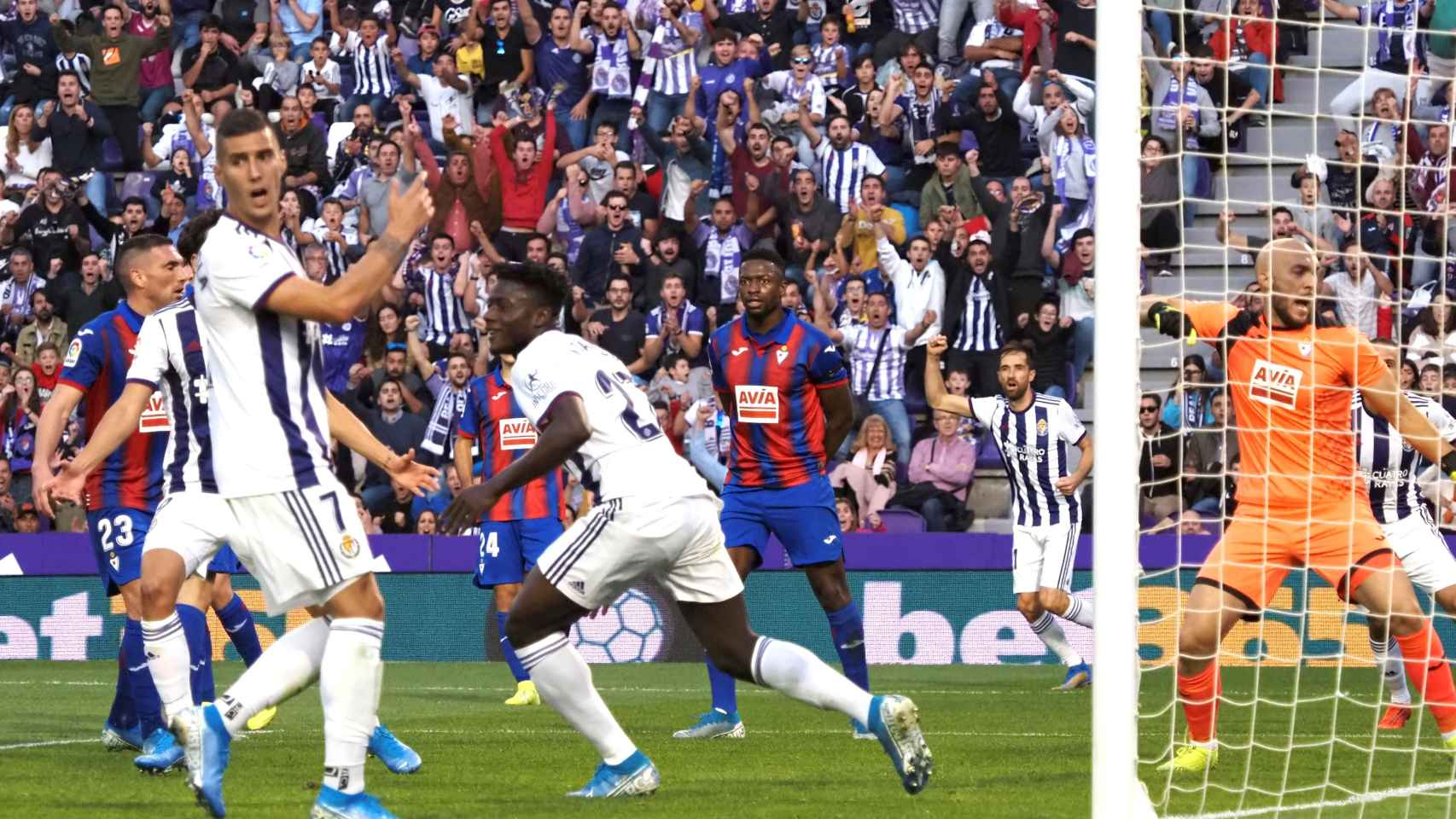 Los jugadores del Valladolid celebran uno de los goles del partido ante el Eibar