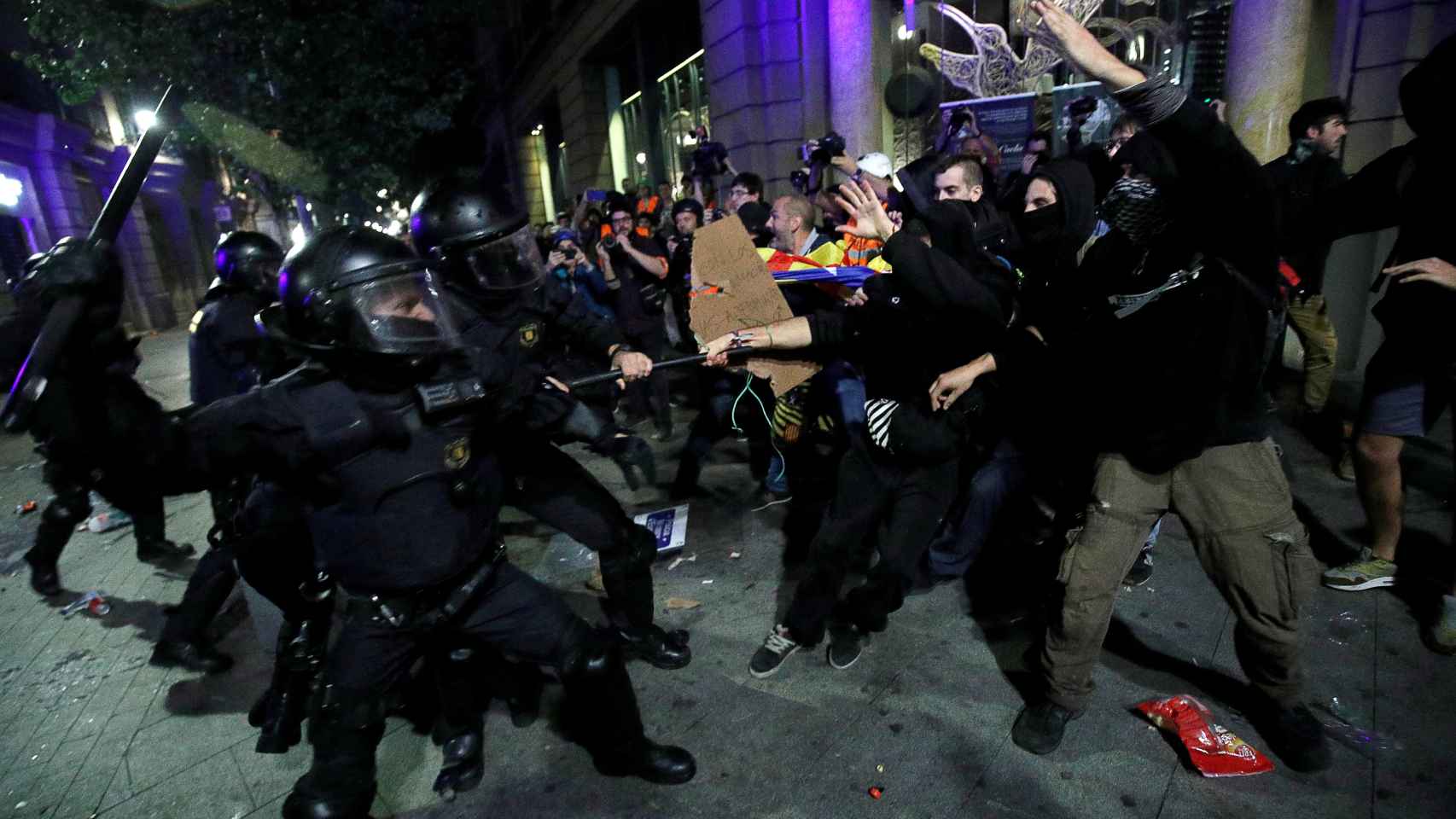 Los Mossos D'Esquadra cargan contra los manifestantes violentos, en Barcelona.