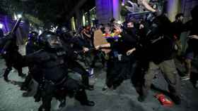 Los Mossos D'Esquadra cargan contra los manifestantes violentos, en Barcelona.