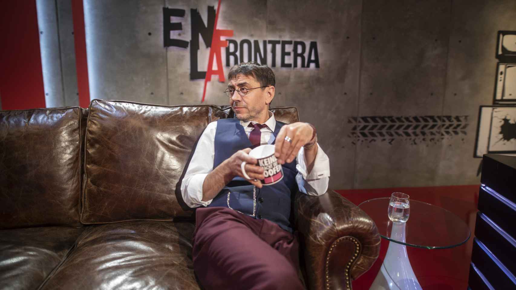 Juan Carlos Monedero, en el sofá del decorado de su programa televisivo.