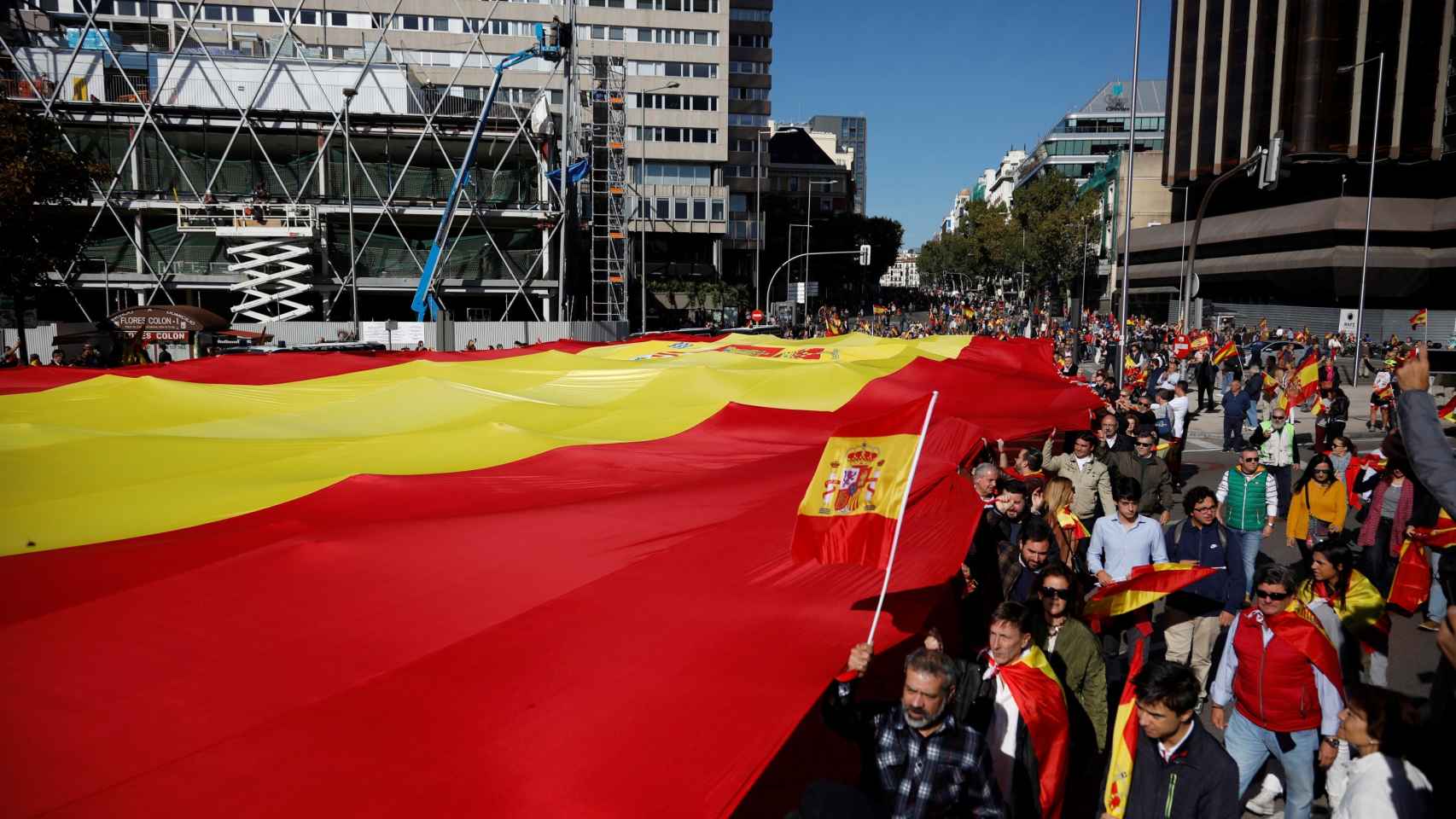 Más de 200 voluntarios sostienen la bandera de España de 1.000 metros cuadrados.