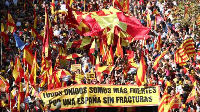 Miles de personas han marchado por las calles de Barcelona pidiendo unidad. En la imagen, una de las pancartas donde se puede leer Unidos somos más fuertes, por una España sin fracturas.