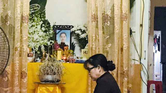 Una imagen de Pham Thi Tra My en un altar en su pueblo natal.