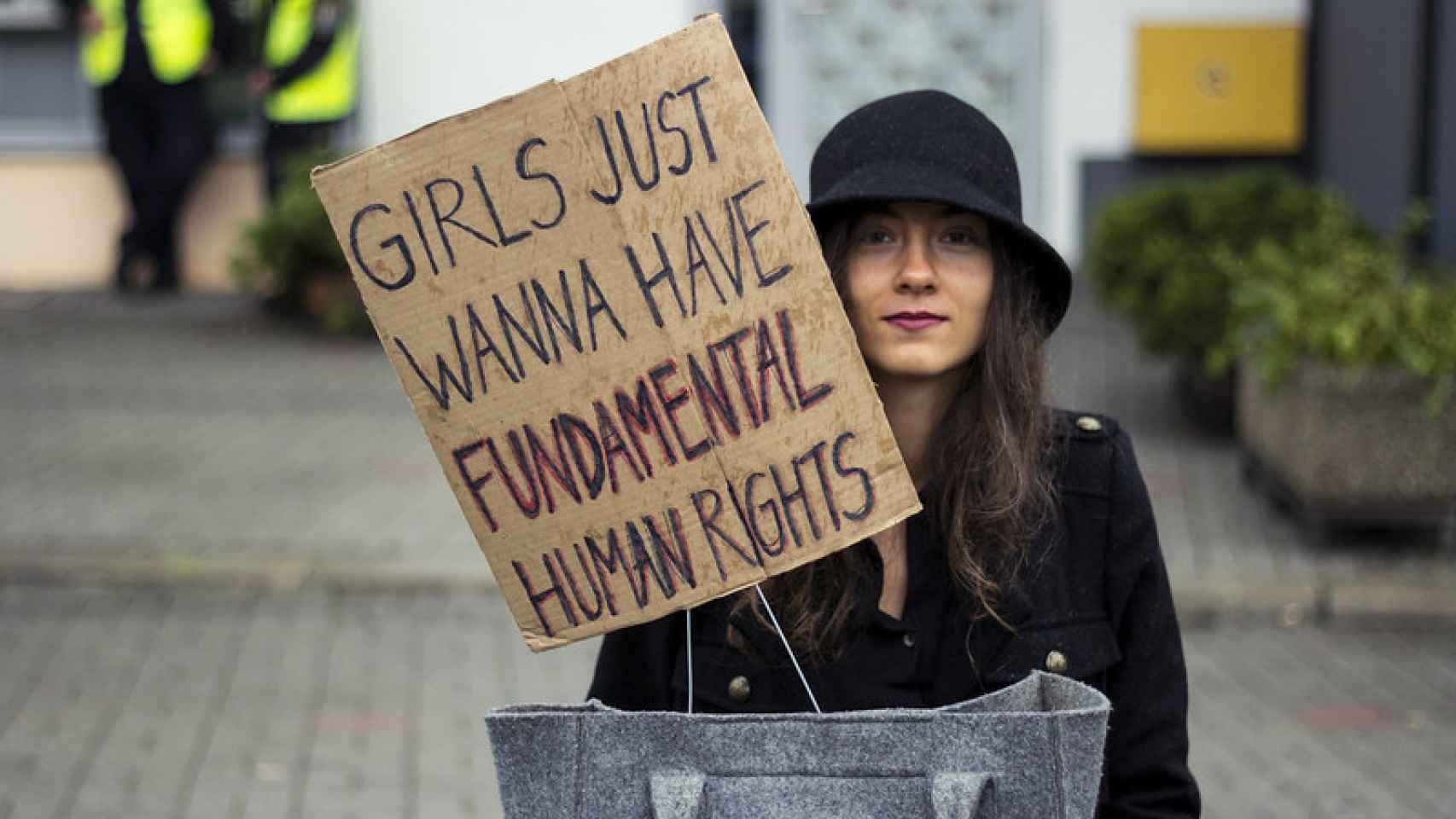 Una joven sostiene un cartel que dice: Las chicas solo quieren derechos fundamentales.