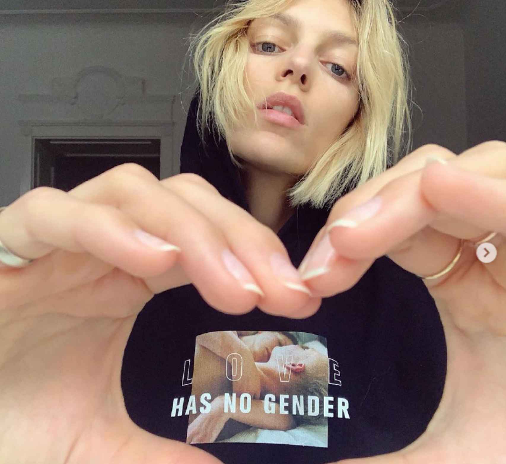 Foto de Instagram de Anja Rubik con el mensaje el amor no tiene género.