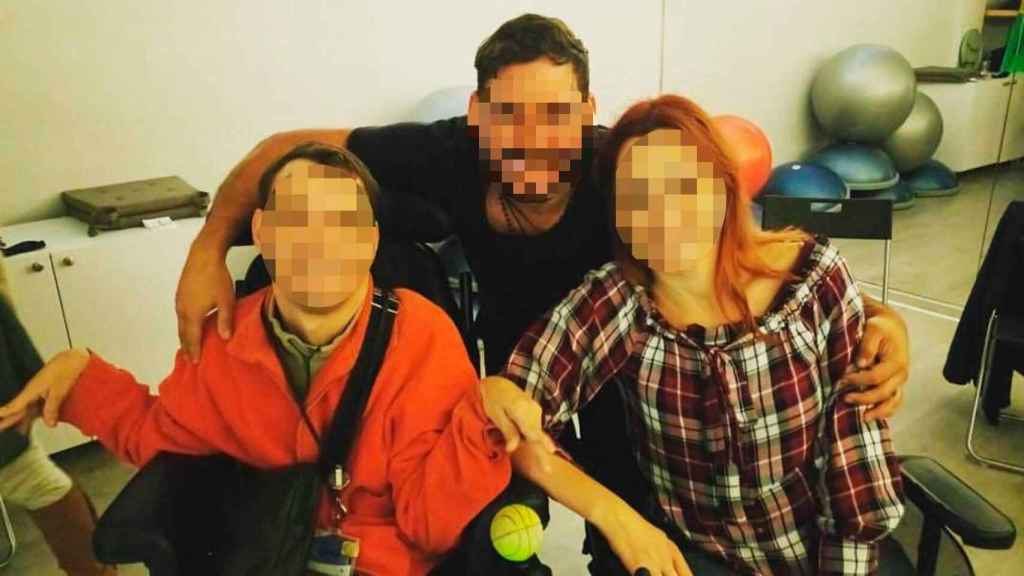 El masoterapeuta y asistente sexual Alejandro posando con un chico y una chica con discapacidad física.