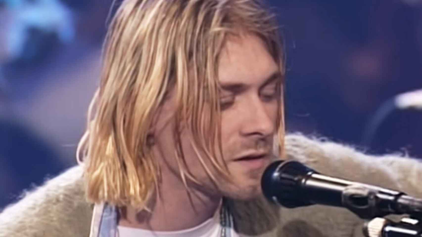 Kurt Cobain con el cárdigan subastado.