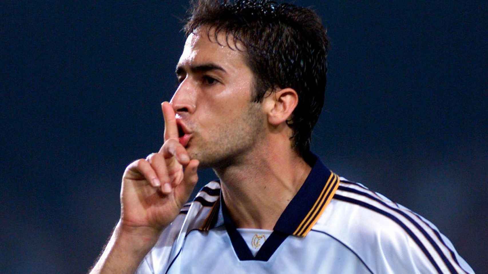 Raúl mandando callar al Camp Nou en El Clásico