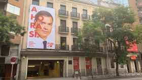 Imagen de Pedro Sánchez y el lema de campaña en la sede del PSOE en Ferraz