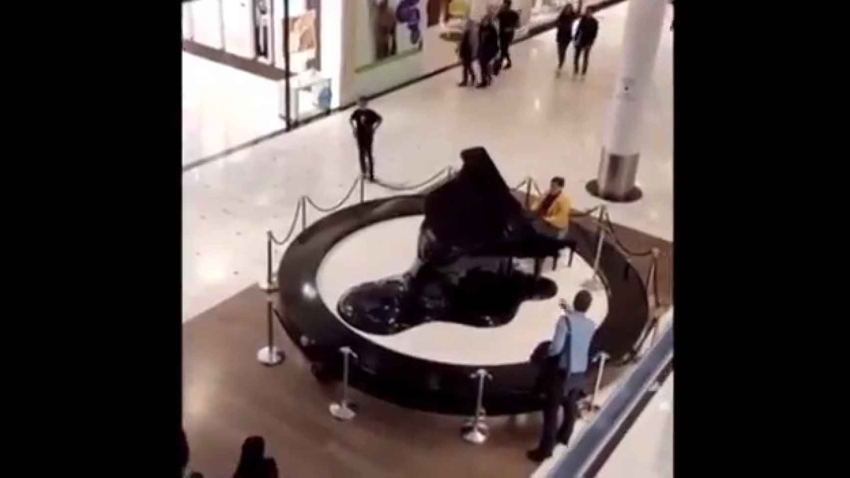 Una mujer toca el 'Cara al sol' al piano en un centro comercial de Valladolid