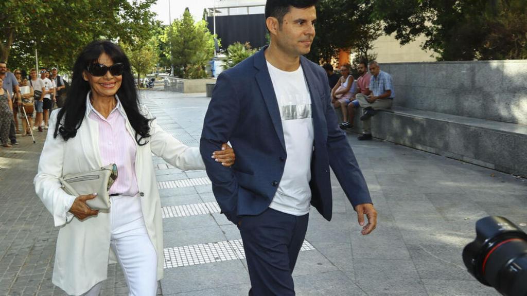 Javier Iglesias con su madre María Edite Santos llegando a los juzgados de Valencia en julio de 2019.