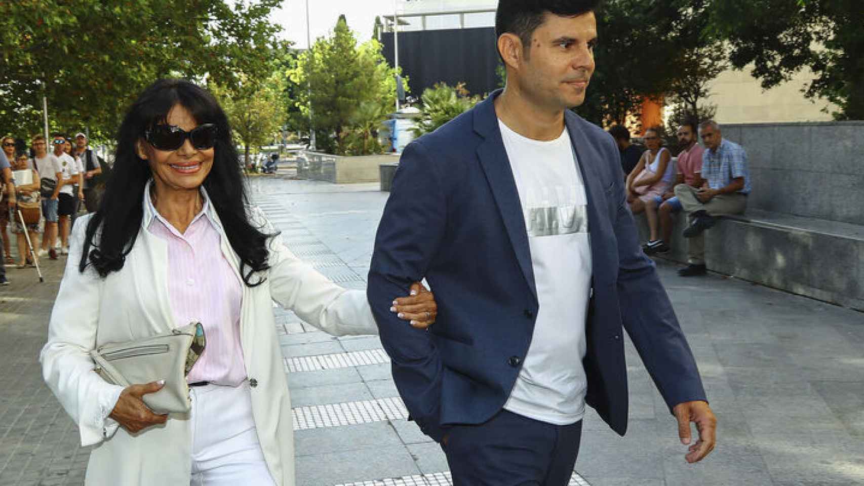Javier Iglesias con su madre María Edite Santos llegando a los juzgados de Valencia en julio de 2019.