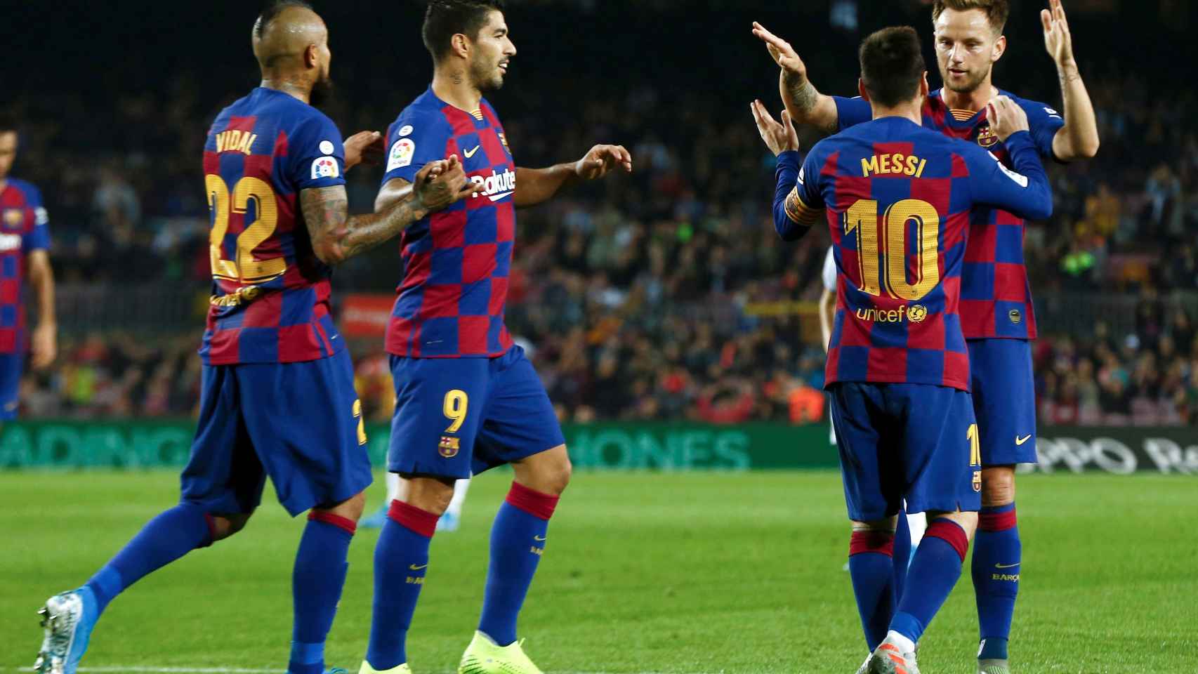Los jugadores del Barcelona celebran uno de los goles ante el Valladolid
