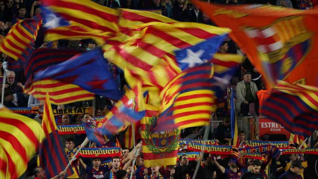 Esteladas en el Camp Nou durante el Barcelona - Valladolid de La Liga
