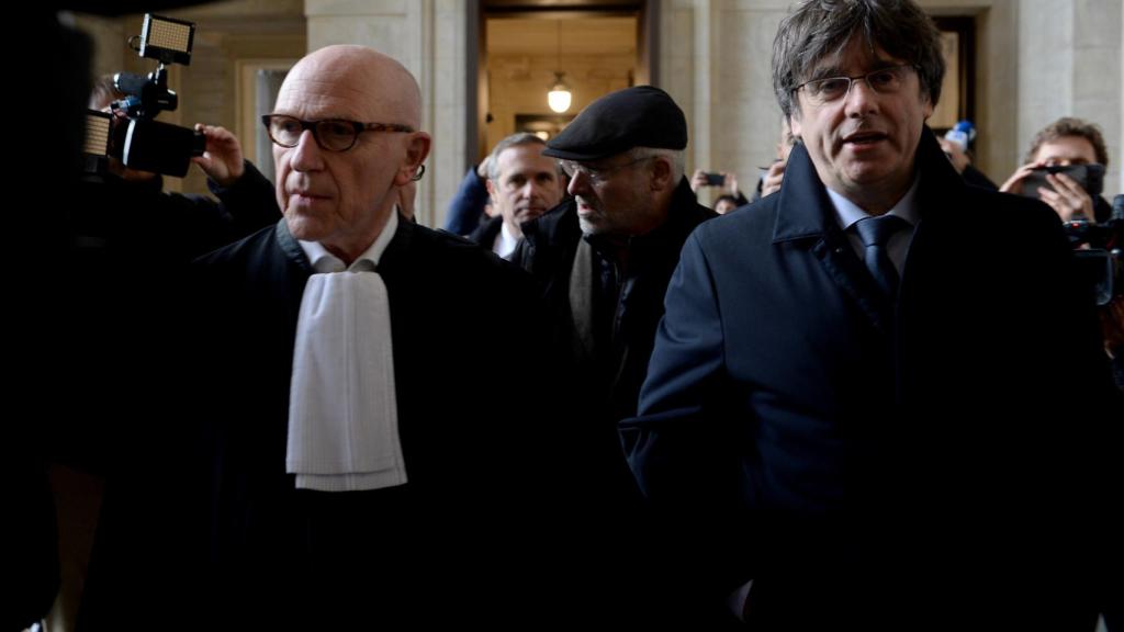 Carles Puigdemont y su abogado, Paul Bekaert, en su última comparecencia en el Palacio de Justicia de Bruselas.