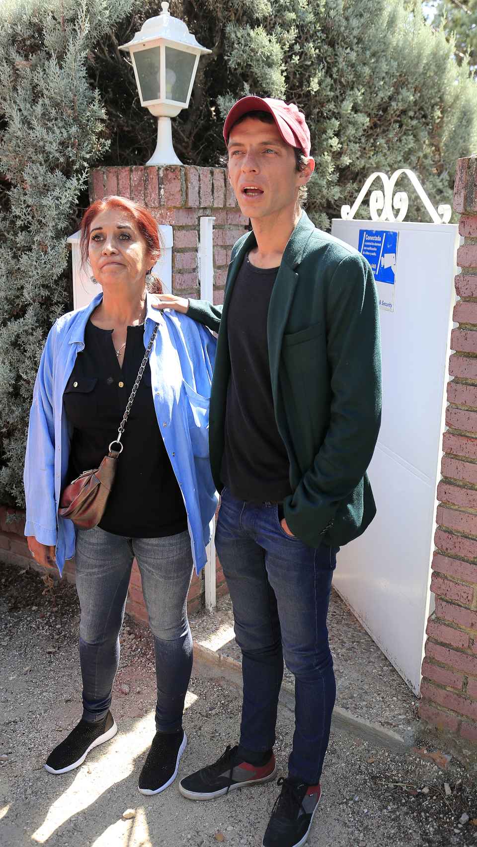 Lourdes Ornelas y su hijo, Camilo, durante su visita a España tras la muerte del artista.