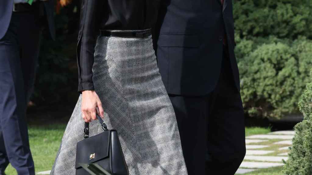 Detalle del bolso de Hugo Boss de la reina Letizia.
